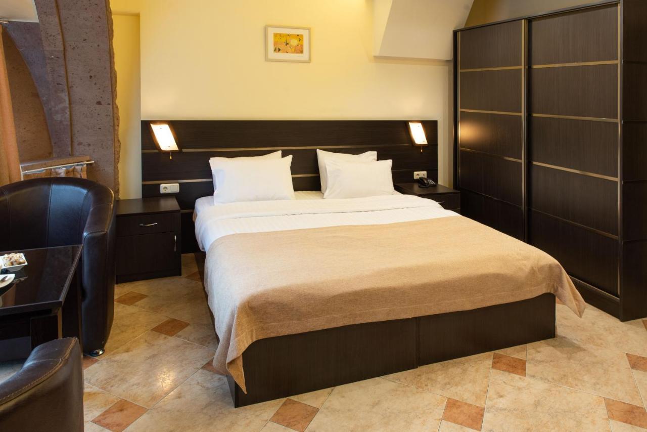 Skyline Hotel Erivan Exterior foto