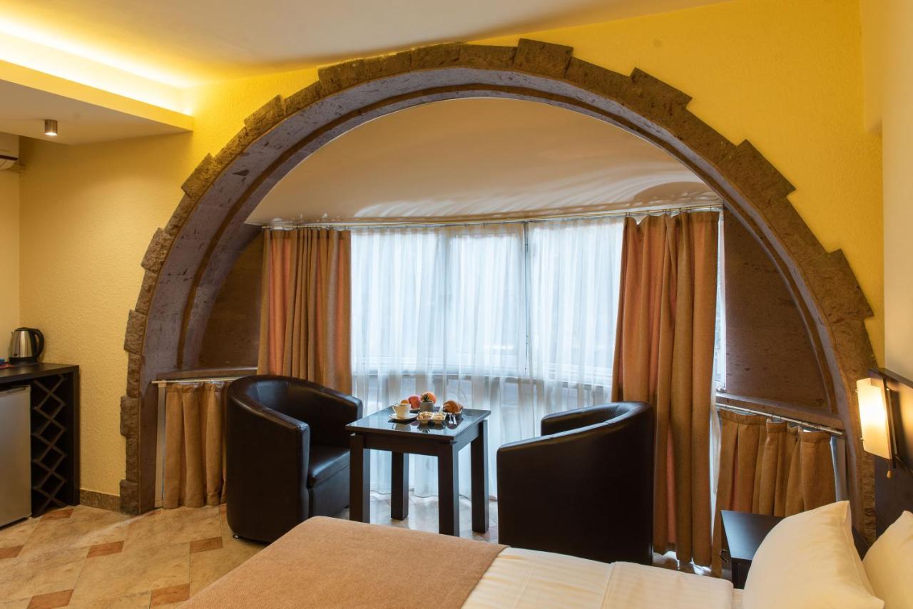 Skyline Hotel Erivan Exterior foto
