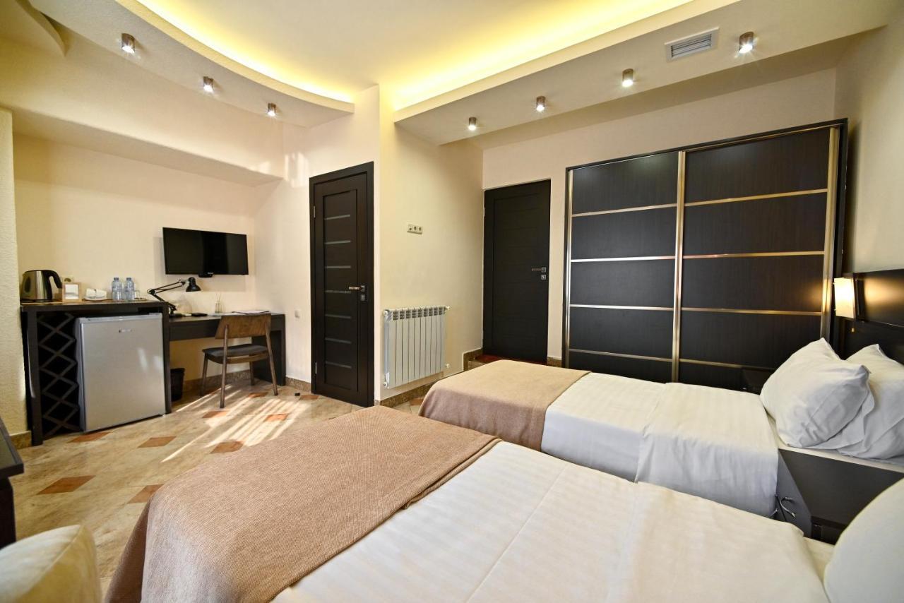 Skyline Hotel Erivan Exterior foto