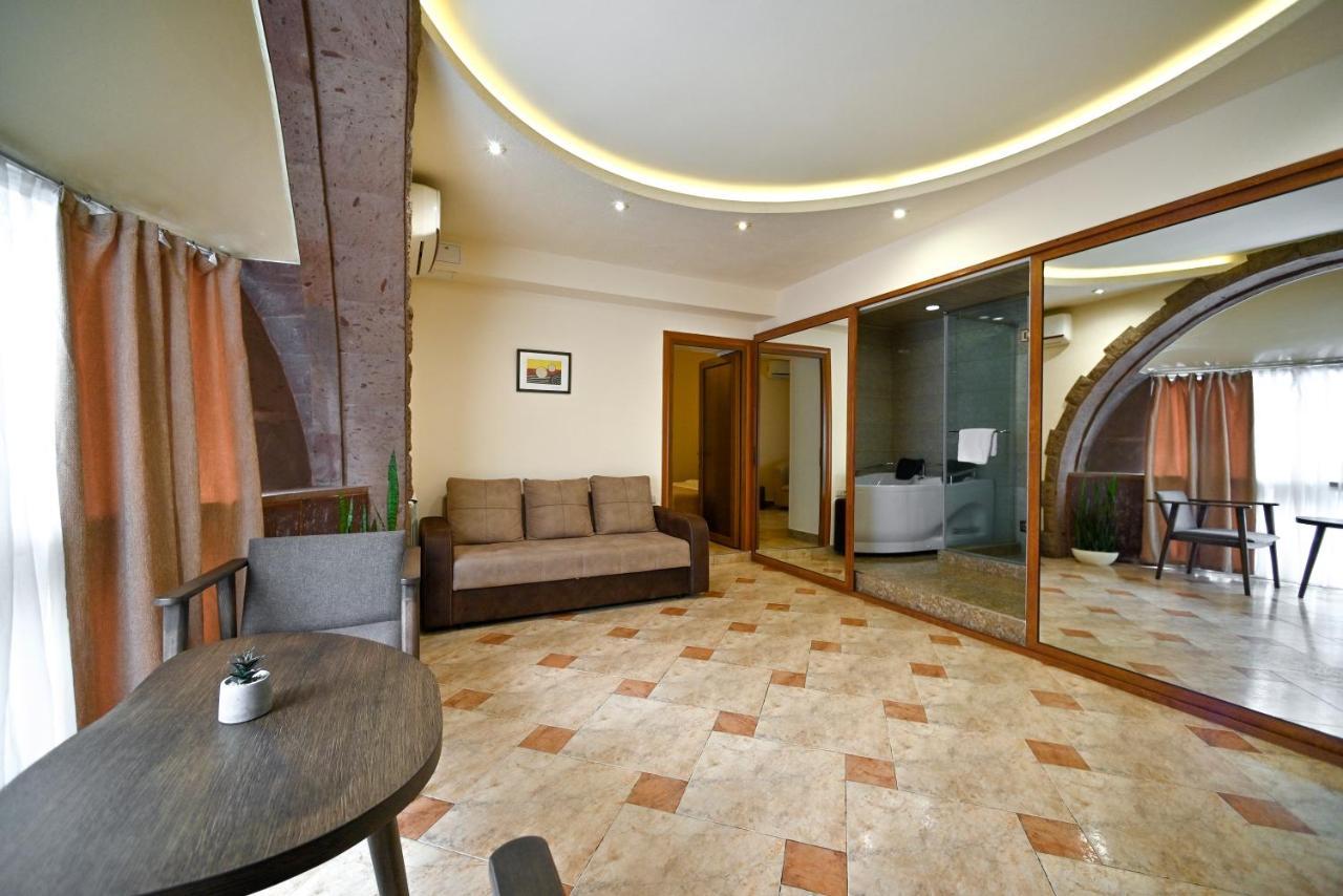 Skyline Hotel Erivan Exterior foto