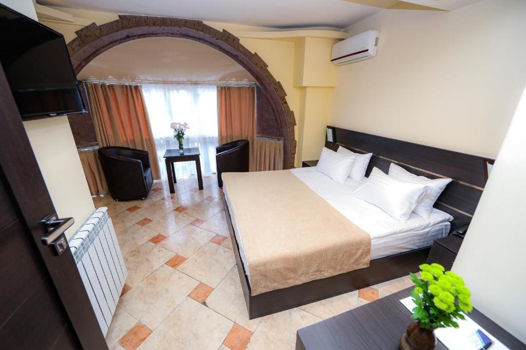 Skyline Hotel Erivan Exterior foto