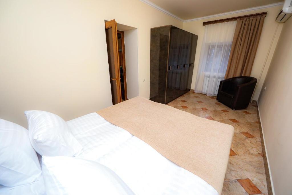 Skyline Hotel Erivan Exterior foto
